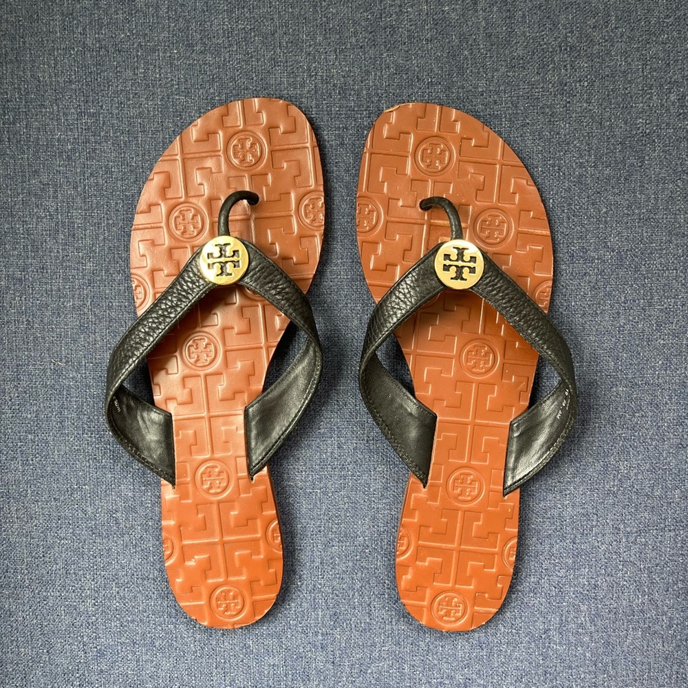 Tory Burch black leather flip flops size 8 fits like a 7.5